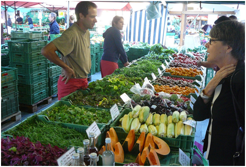 Stand de légumes bio au marché à Berne