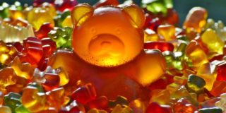giant-gummy-bear-g91d27afe3_1280